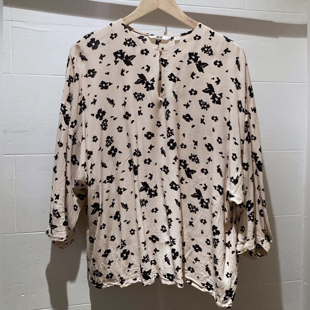 Uniqlo crepe blouse - Cream with black flower - Bat sleeves - Size L